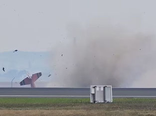 Horror no espectáculo aéreo após avião cair diante do público