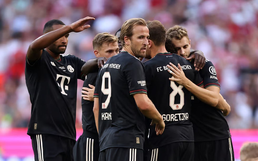 A imagem mostra jogadores do Bayern de Munique celebrando um gol durante um amistoso de pré-temporada contra o Tottenham Hotspur