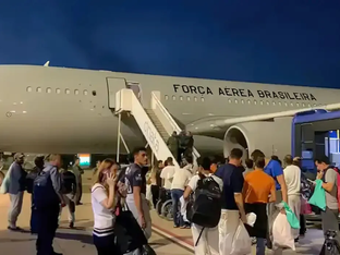 Pessoas entrando em um avião