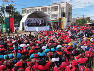 A imagem mostra um comício ou evento público em Quelimane, Moçambique, onde o Presidente da República, Daniel Chapo, discursou em 24 de julho de 2025