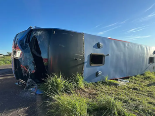 Autocarro Tombado, frente está quebrada