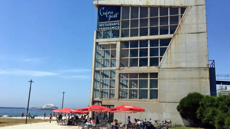 A imagem mostra o Edifício Transparente, localizado no Porto, Portugal.