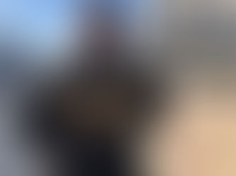 Policia Federal em pista de pouso e avião aparece ao fundo