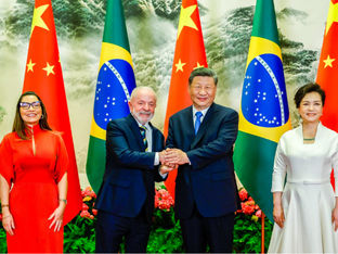 Lula da Silva aperta a mão de Xi Jinping e esposas permanecem em pé ao lado