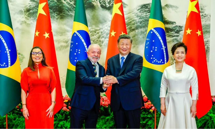 Lula da Silva aperta a mão de Xi Jinping e esposas permanecem em pé ao lado