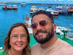 Sarya Tatiana Bonfim França, de 56 anos, e seu filho, Matteos França, de 32