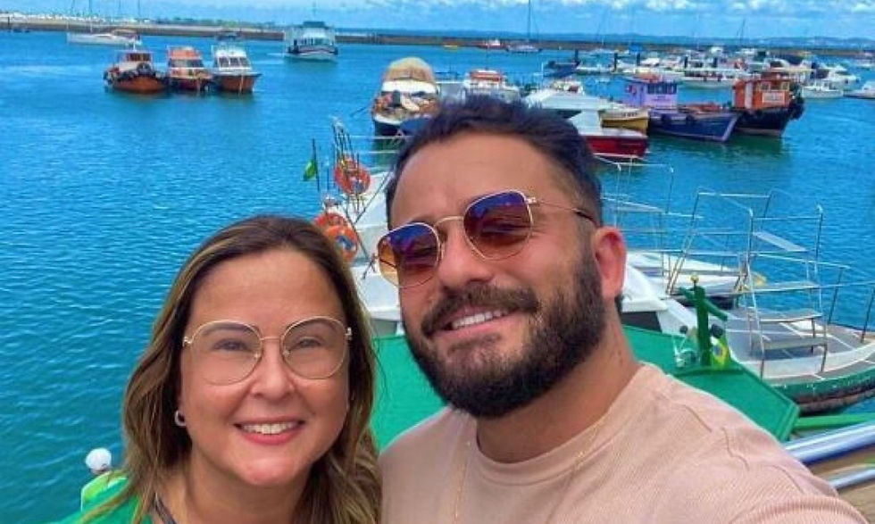 Sarya Tatiana Bonfim França, de 56 anos, e seu filho, Matteos França, de 32