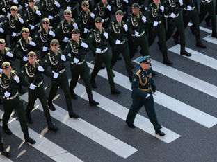 Militares russos marcham em colunas