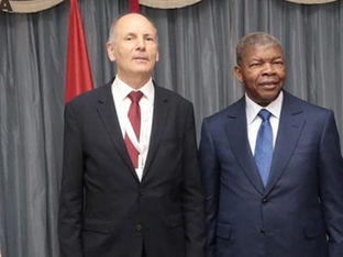 Presidente angolano reforça laços com o sector empresarial francês