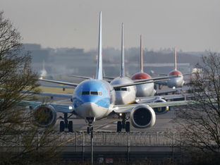 Aviões enfileirados em aeroporto