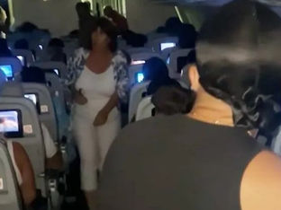 Passageiros imobilizam homem que tentou abrir porta de avião em pleno voo