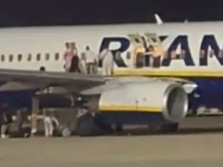 Passageiros sofrem ferimentos após evacuação de avião da Ryanair