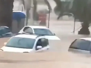 Carros embaixo de água