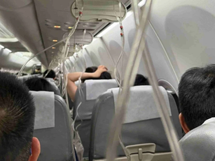 Máscaras de oxigénio caem em avião
