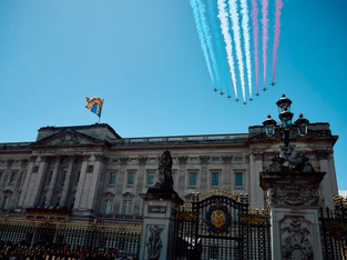 Red Arrows sobrevoam Londres para celebrar o Dia da Vitória