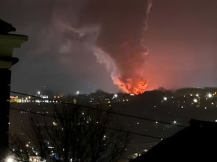 Incêndio em Blackburn causa caos e explosões perto de hospital