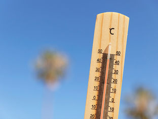 Termômetro de perto mostrando alta temperatura