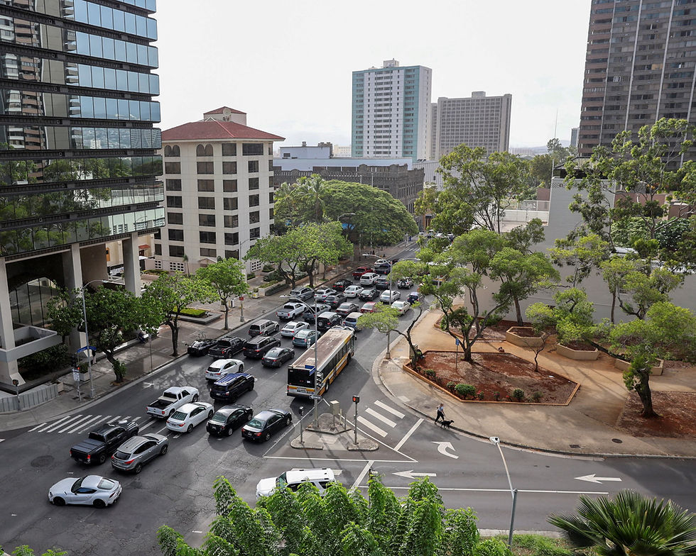 O trânsito aumenta na Rua S Beretania, perto do centro de Honolulu