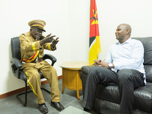 Daniel Chapo, reúne-se com o régulo Mangunde, pai do antigo líder da Renamo, Afonso Dhlakama em Chibabava, na província de Sofala.