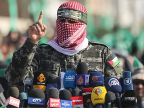 Abu Obeida (fotografado em 2019) costumava proferir longos discursos contra Israel, aparece mascarado por um lenço