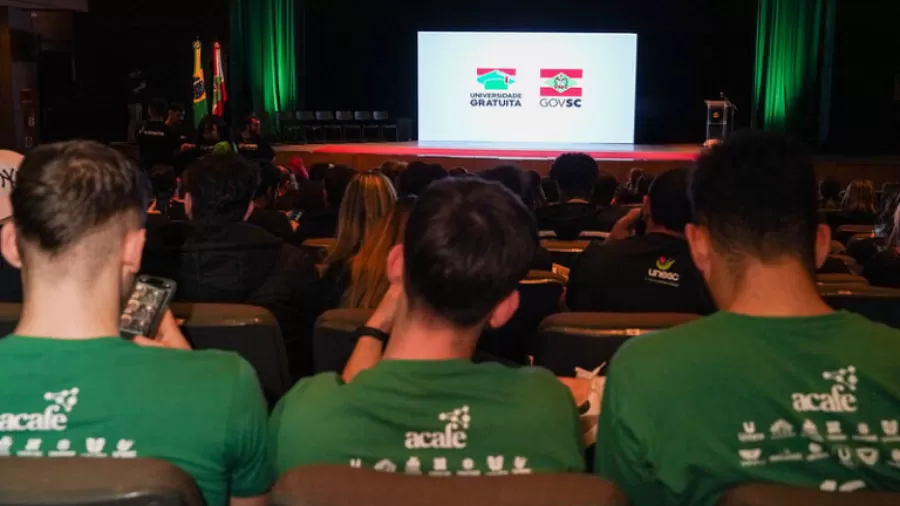 A imagem mostra um evento relacionado ao programa "Universidade Gratuita" do Governo de Santa Catarina.