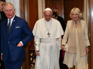 Charles e Camilla se encontraram anteriormente com o papa em 2017