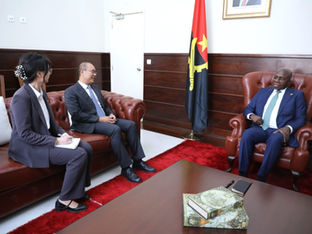 Ministro das Relações Exteriores de Angola, Téte António, em uma reunião.