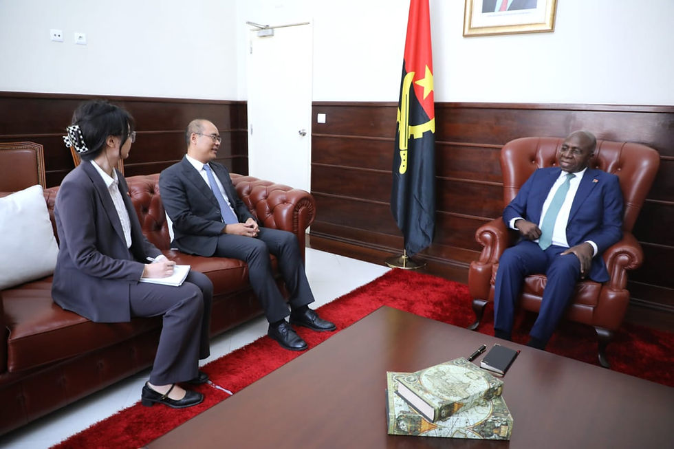 Ministro das Relações Exteriores de Angola, Téte António, em uma reunião.