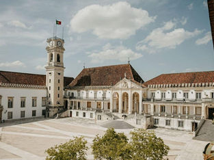 A imagem mostra o Paço das Escolas da Universidade de Coimbra, em Portugal.