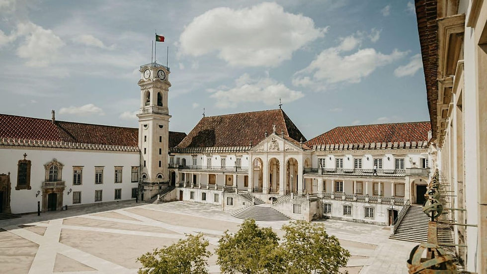A imagem mostra o Paço das Escolas da Universidade de Coimbra, em Portugal.
