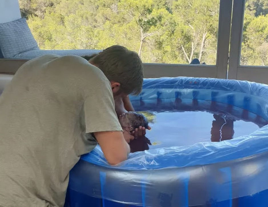 Calvin compartilhou fotos da piscina de parto ao ar livre