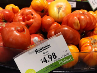 A imagem mostra tomates "Heirloom" do México, sendo vendidos por $4.98