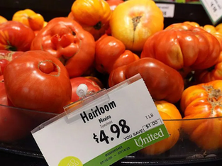 A imagem mostra tomates "Heirloom" do México, sendo vendidos por $4.98