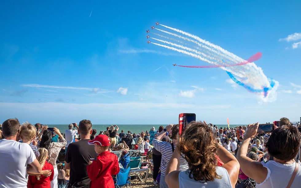 Milhares de pessoas compareceram ao show aéreo da Riviera Inglesa