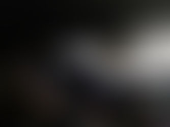 Palestinianos inspecionam um edifício da ONU depois de ter sido atingido por um ataque israelita
