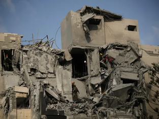 Soldados israelenses procuram sobreviventes em meio aos escombros de prédios residenciais destruídos por um ataque de míssil iraniano em Bersheba