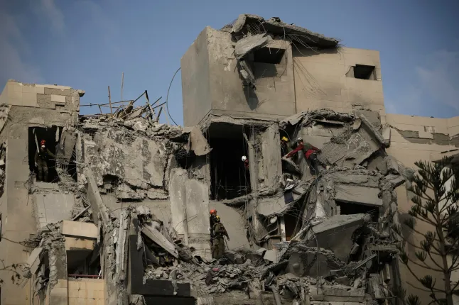 Soldados israelenses procuram sobreviventes em meio aos escombros de prédios residenciais destruídos por um ataque de míssil iraniano em Bersheba