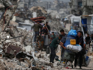 Palestinos fogem de suas casas com seus pertences após os ataques aéreos israelenses de sábado, no norte da Faixa de Gaza