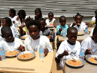 Angola cria programa para garantir refeições quentes nas escolas