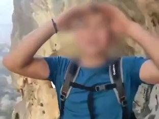 Turista aparece com as mãos na cabeça após jogar pedra em desfiladeiro