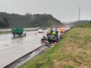 Carro capotado na rodovia