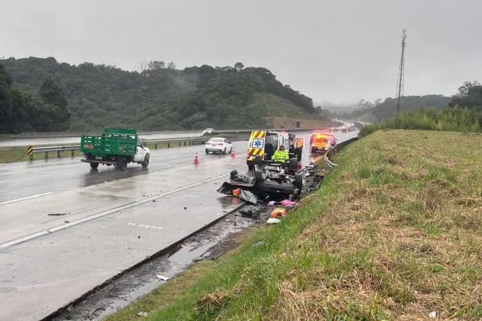 Carro capotado na rodovia