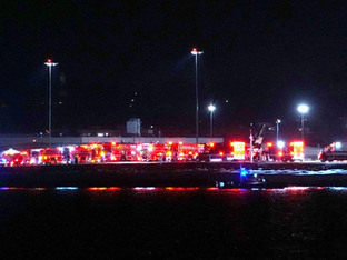 Avião e helicóptero militar colidem e caem no rio Potomac em Washington