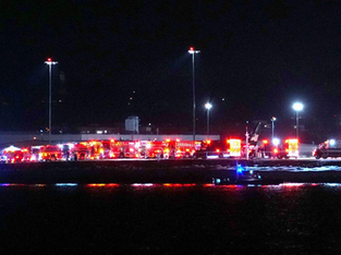 Avião e helicóptero militar colidem e caem no rio Potomac em Washington