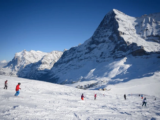Turistas esquiando em Kleine Scheidegg, perto de Grindelwald