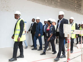 João Lourenço visita obras com um grupo de pessoas