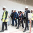 João Lourenço visita obras com um grupo de pessoas