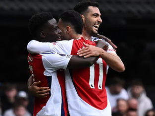 Jogadores do Arsenal se abraçam em comemoração