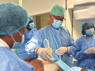Médicos trabalham em procedimentos