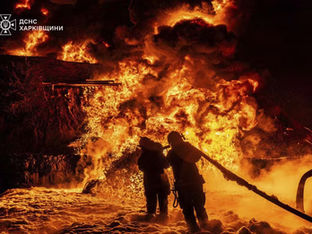Agentes dos serviços de emergência trabalham para apagar um incêndio após um ataque russo na região de Kharkiv